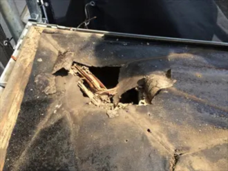 野地板が傷んでいる屋根